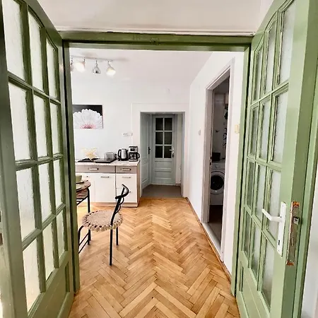 Simon Old Town City Center Apartment