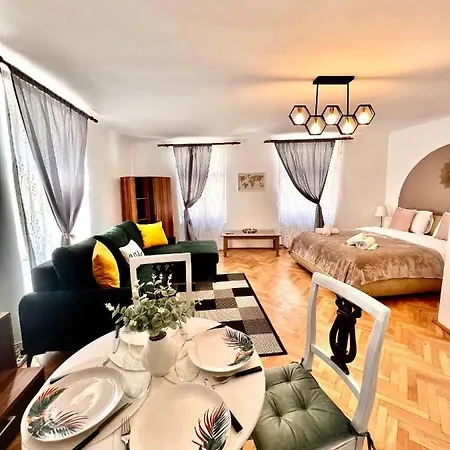 Simon Old Town City Center Apartment