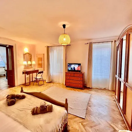 Simon Old Town City Center Apartment